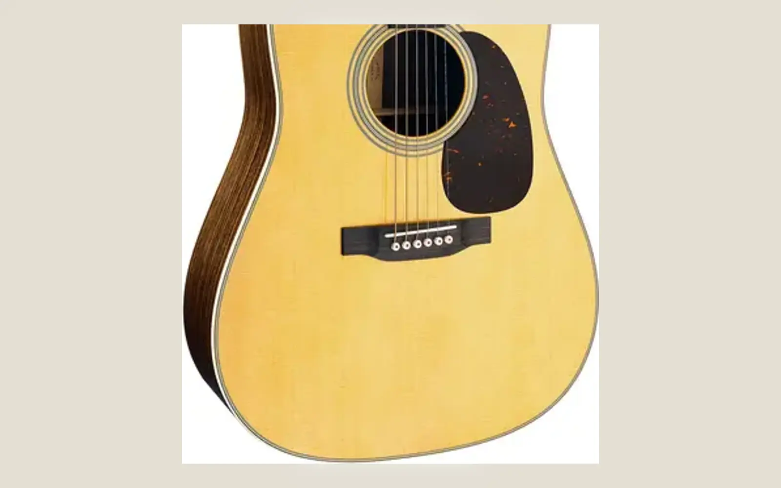 ภาพถ่ายจริงบอดี้ Martin D-28 เห็นช่องเสียง ปิกการ์ด บริดจ์และลายไม้ชัดเจน สำหรับหน้ารับซื้อ Martin