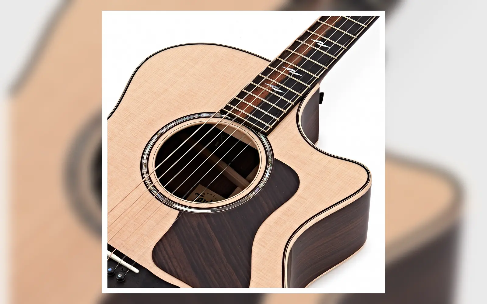 ภาพถ่ายจริงบอดี้ Taylor 814ce เห็นช่องเสียง โรเซ็ต ปิกการ์ดและขอบไม้ชัดเจน สำหรับหน้ารับซื้อ Taylor
